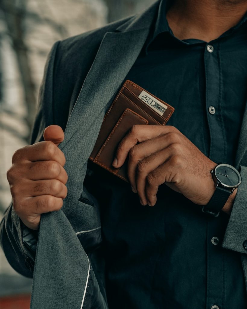 un hombre con una cartera y un reloj